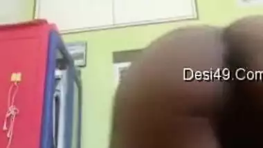 Indian babe takes red towel down to make fans see her XXX boobs