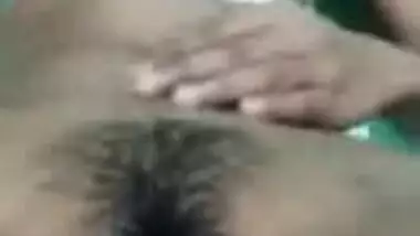 Desi woman takes off pants to masturbate in the amateur porn video