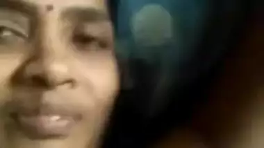 Sexy Tamil Desi XXX wife gets her boobs exposed by hubby MMS