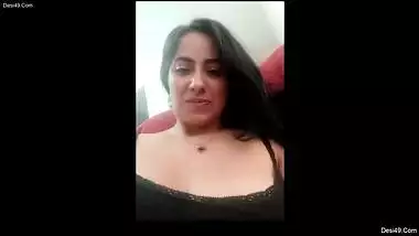 Good-humored Desi XXX mom teases with her amazing breasts online