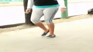 Gorda Culona en licra - se le marca la pucha